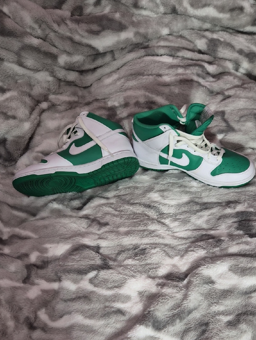 Mens 8.5 Nike White and Green Low-Top Sneakers